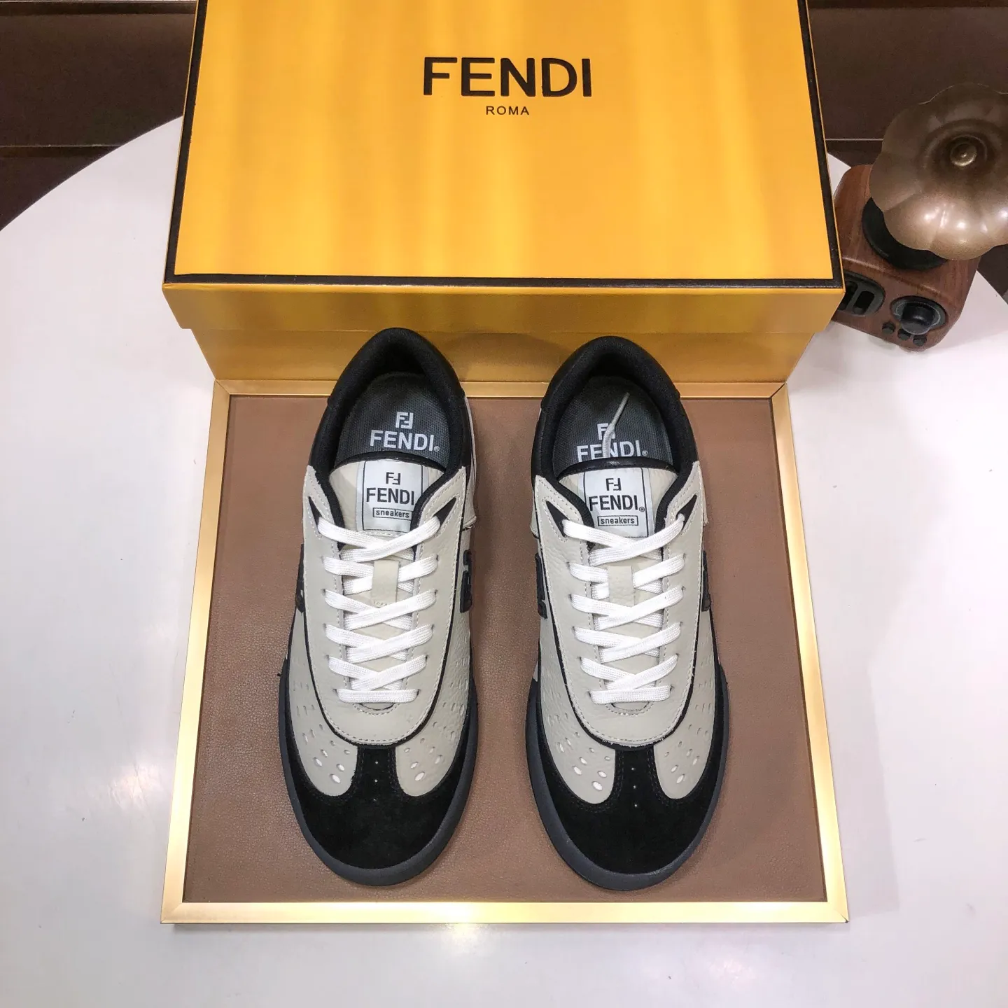 Men's men's shoes 💰600💰 Fendi 2023 latest couple model 🔥 Many 💑 stars have the same style FD match Original one-to-one replica Designer Kim Jones's first sneaker fendi match and Donkey brand Trainer basketball sneakers Material: Original silk leather Lining: Breathable mesh Packaging: Original 1:1 matching high-end packaging Size: Female 35-40 Male 38-44 (45 46. Custom-made (no return or exchange)